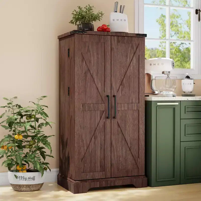 Garde-manger de cuisine de ferme avec portes de grange et étagères réglables, armoire de rangement, placard en bois rustique pour la cuisine