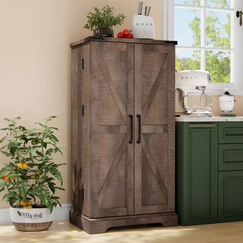 Garde-manger de cuisine de ferme avec portes de grange et étagères réglables, armoire de rangement, placard en bois rustique pour la cuisine