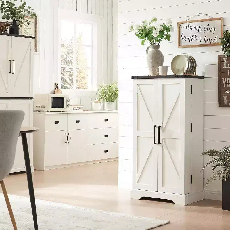 Garde-manger de cuisine de ferme avec portes de grange et étagères réglables, armoire de rangement, placard en bois rustique pour la cuisine