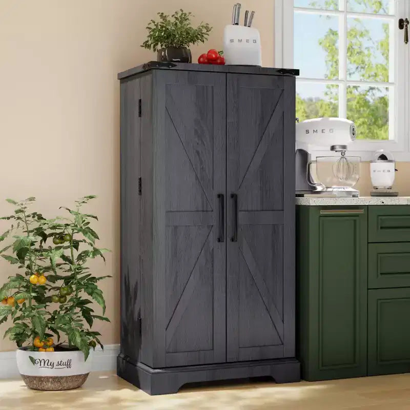Garde-manger de cuisine de ferme avec portes de grange et étagères réglables, armoire de rangement, placard en bois rustique pour la cuisine