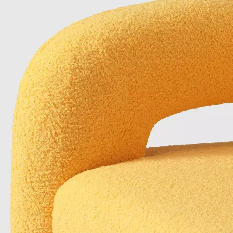 Fauteuil pivotant rond effet peau de mouton d'inspiration Mid-Century Modern